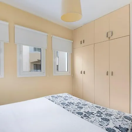 Center, View, 2br